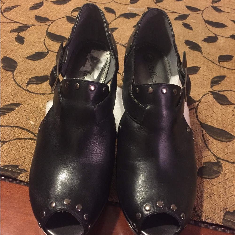 Leather black heeled shoes with silver studs. - Picture 3 of 8